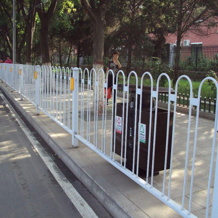 惠州**道路护栏 公路防撞安全围挡 定制城市交通施工隔离锌钢围栏