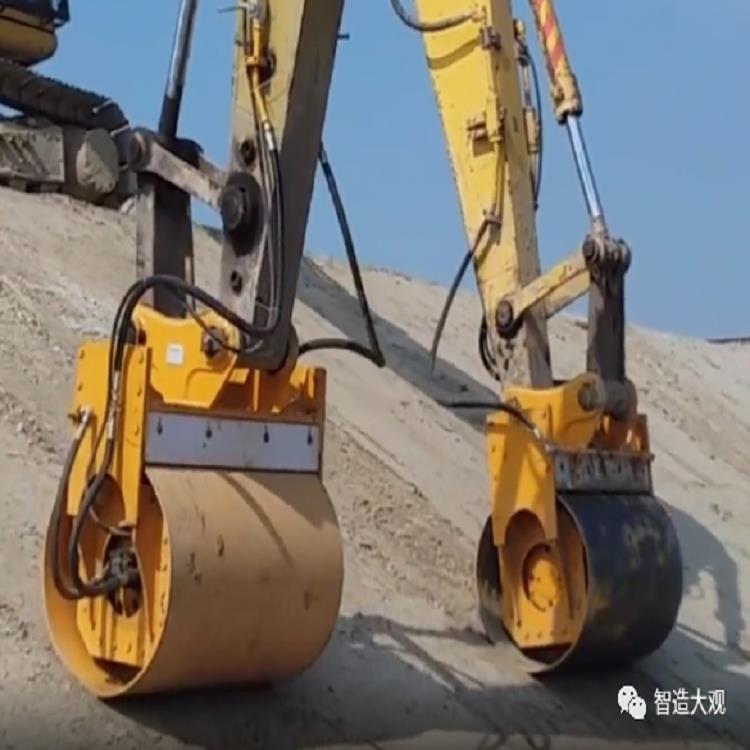 滾筒壓路機(jī)-智造大觀-45滑移裝載機(jī)振動(dòng)壓路機(jī)