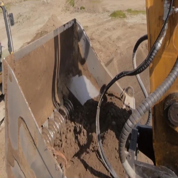 155挖機可調篩分斗-智造大觀-挖機油泥修復篩分斗