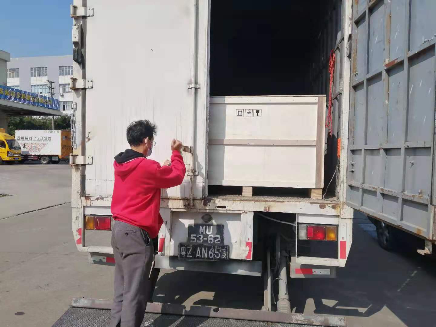 中国香港中国澳门家私搬运报关跨境居民搬家提供2.5吨货车服务