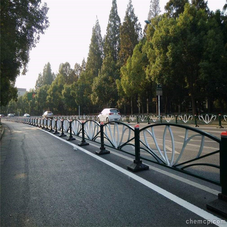 桥两边的护栏