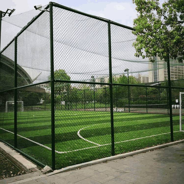 球场围网 专业定制学校球场围网 镀锌丝包塑勾花网笼式运动场围栏