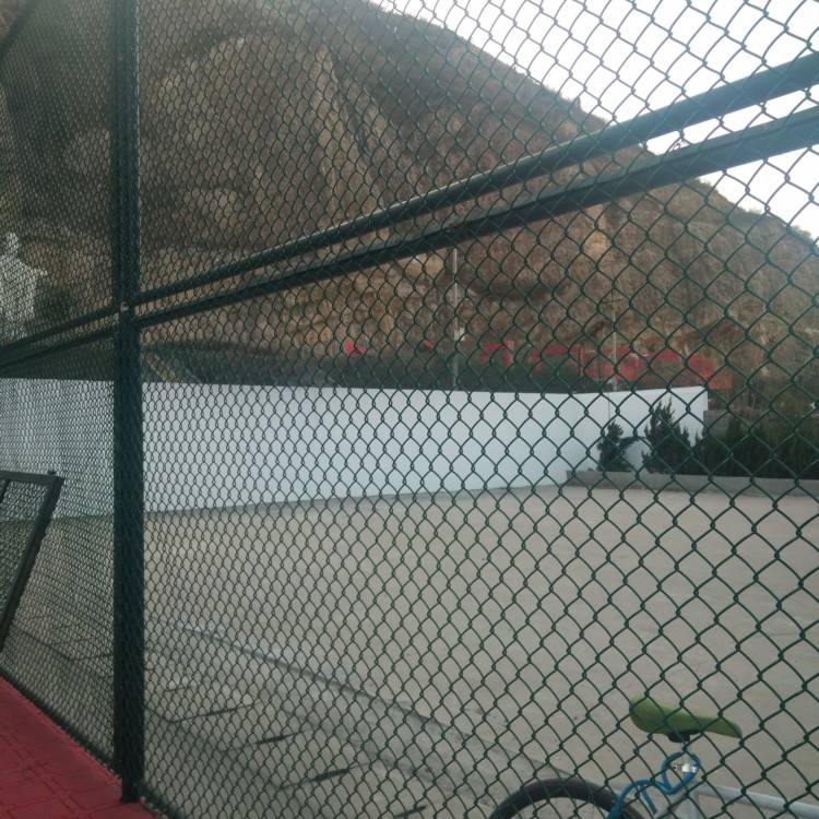 篮球场球场围网隔离网厂 五人足球场围网护栏网价格