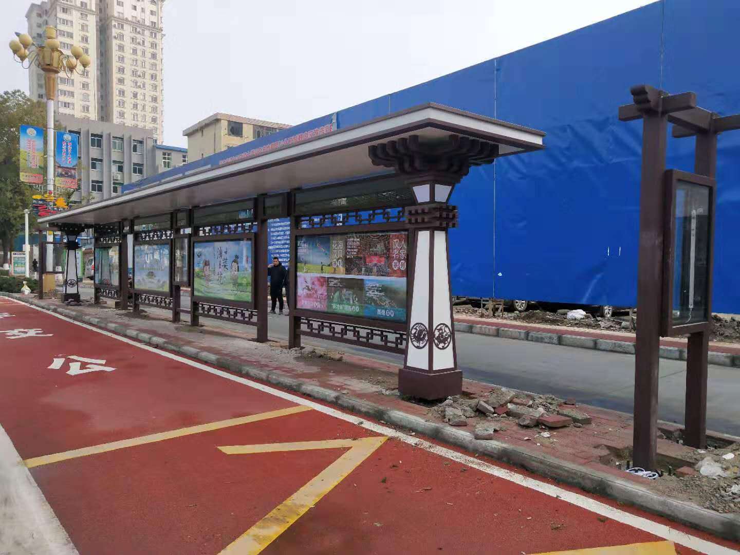 晋中市左权智能公交站台宣传栏不锈钢候车亭复古候车亭厂家
