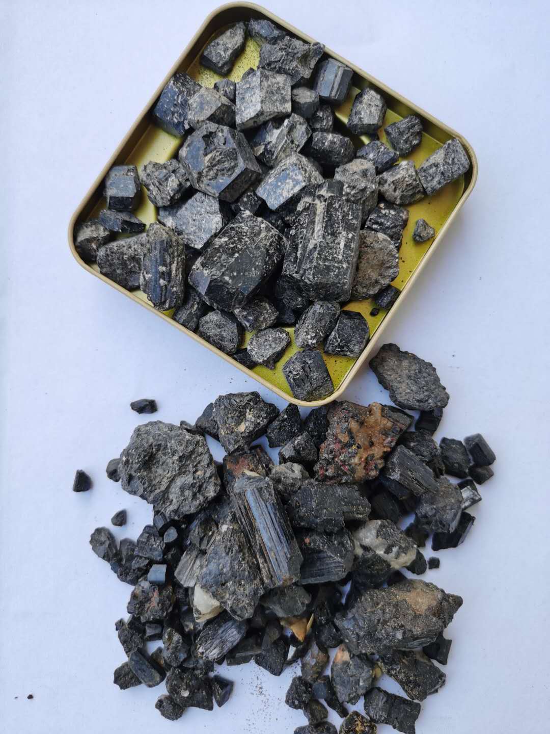 黑色电气石厂家 电气石原矿颗粒生产 电气石原矿石