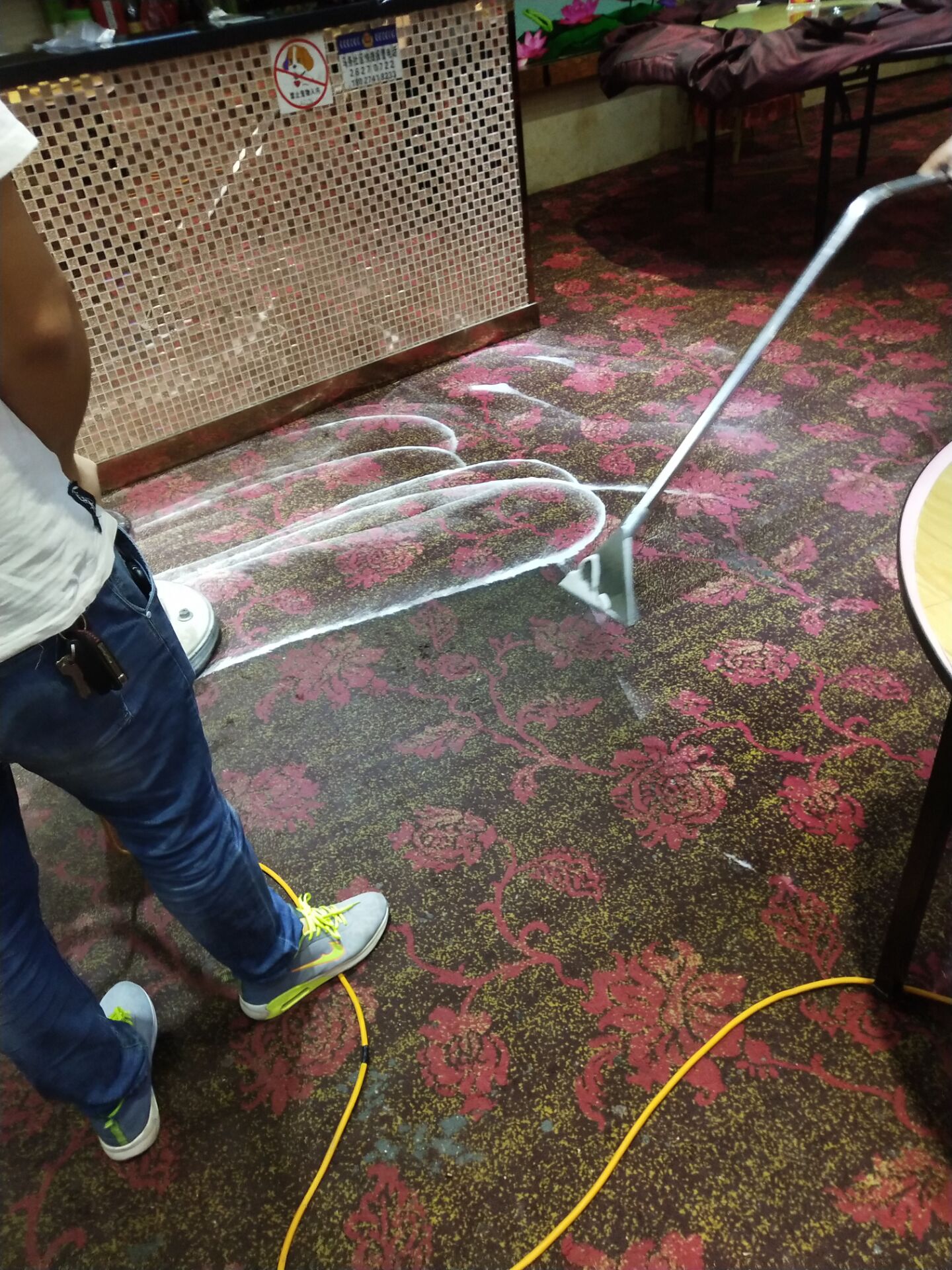 越秀盘福路餐厅地面清洗，石板地面除油污渍清洁