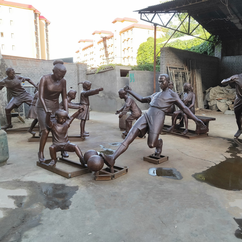 铸铜踢足球人物雕塑，运动人物铜雕