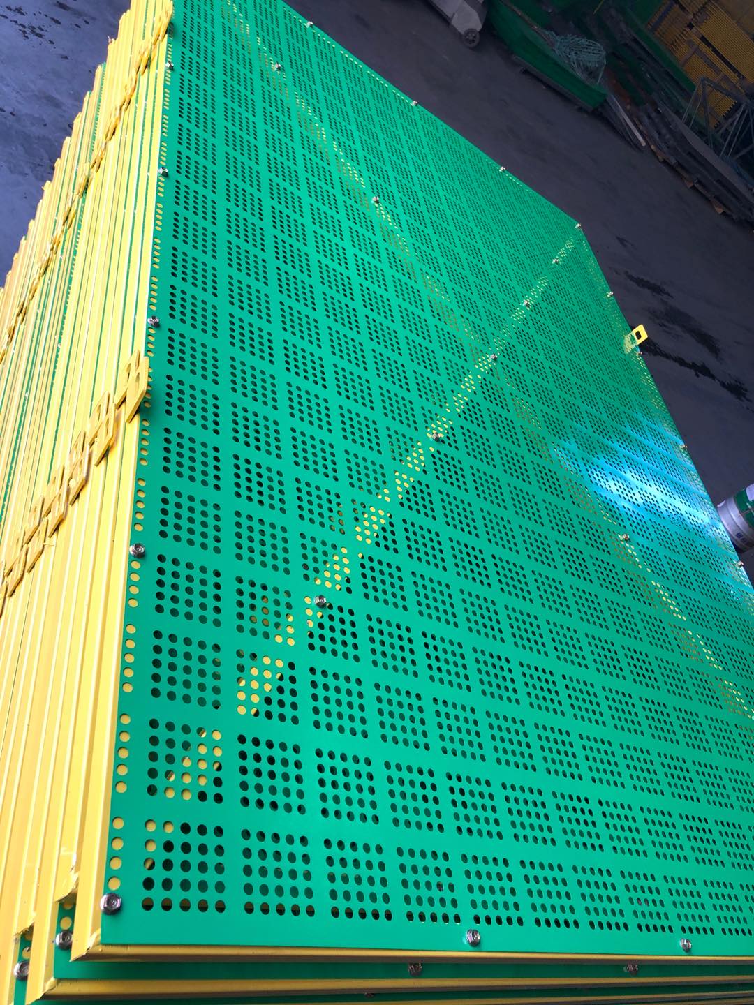 新型外钢板冲孔爬架网，镀锌板爬架网片