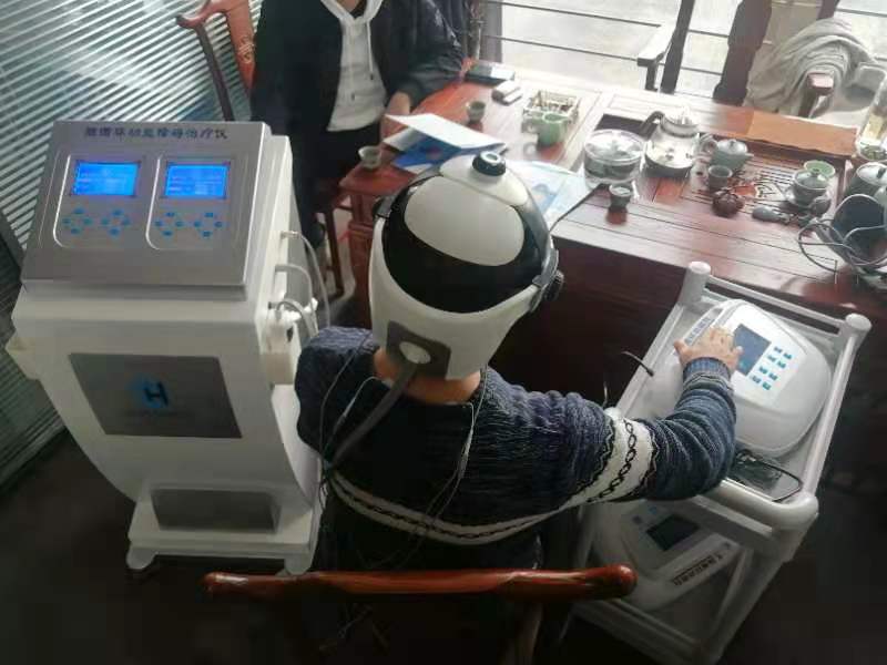 郑州本地客户来公司实地考察当场体验脑循环功能障碍治疗设备