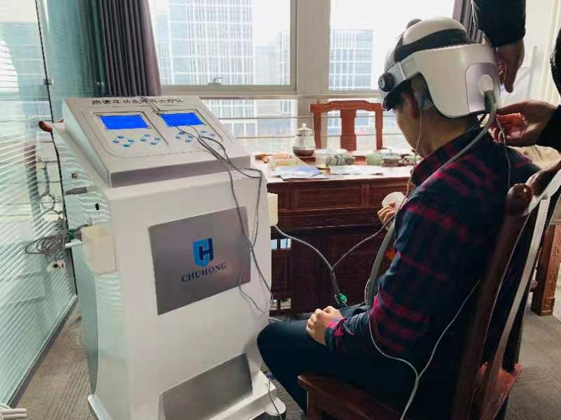 河南本地客户带着医院主任来公司实地考察脑循环功能障碍治疗设备