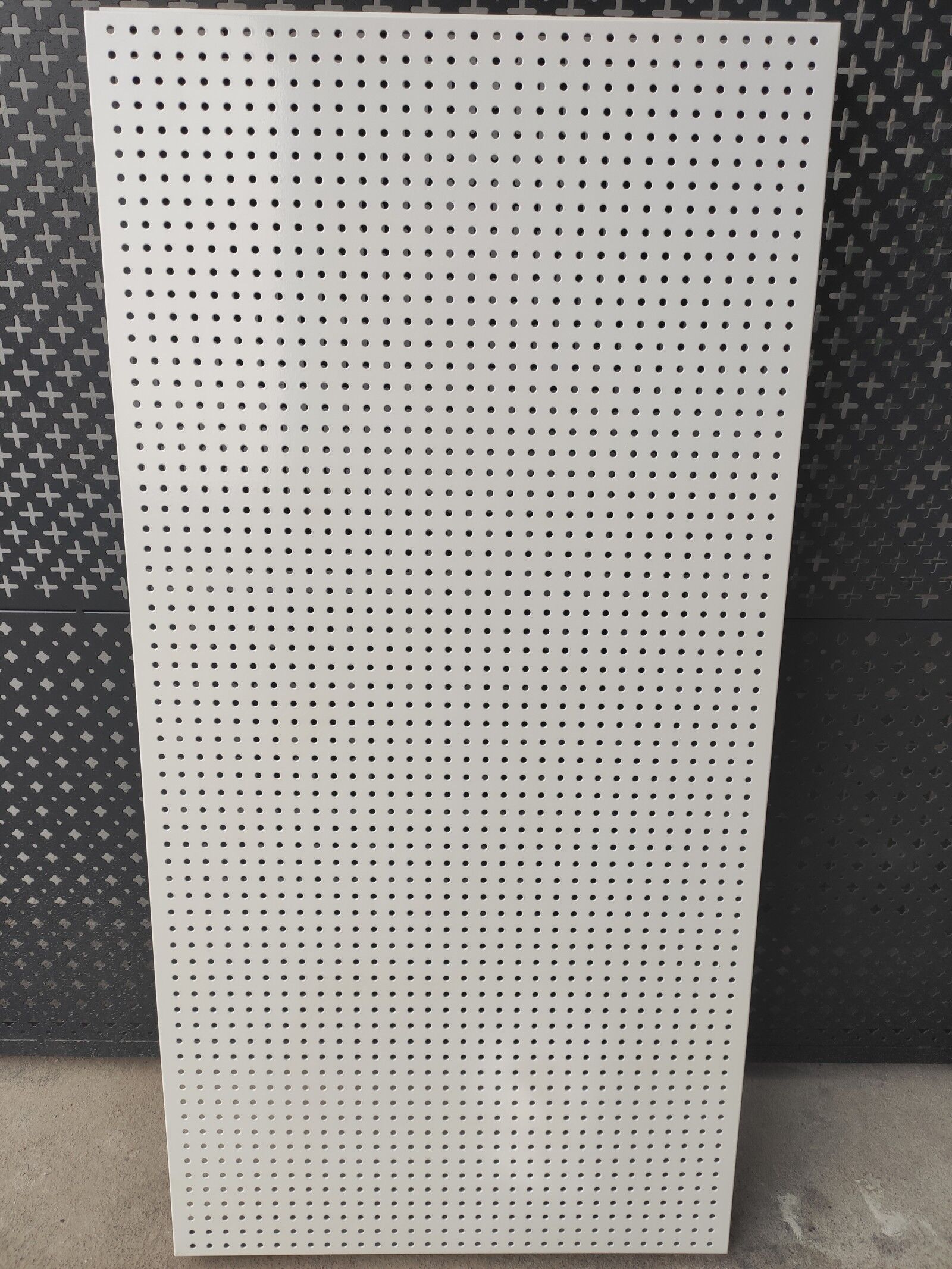 广州厂家穗安圆孔冲孔板 白色烤漆镀锌板 手机店展示架穿孔板