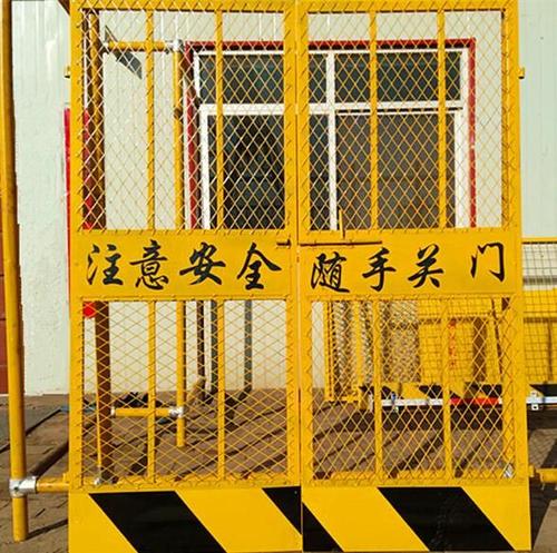 龙岩施工电梯安全门厂家 电梯防护网厂家 电梯安全门规范要求