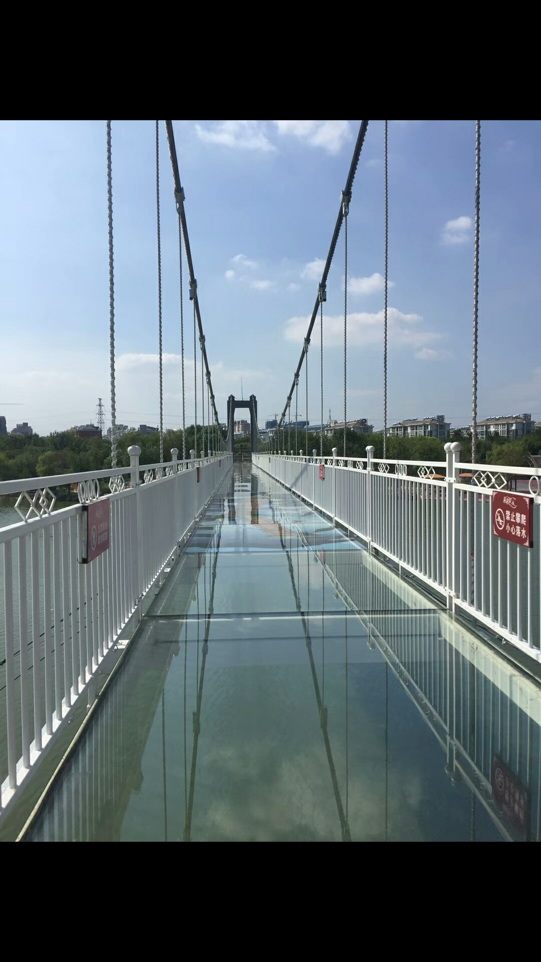 网红游乐设备厂家:夏季如何对玻璃吊桥进行防护？