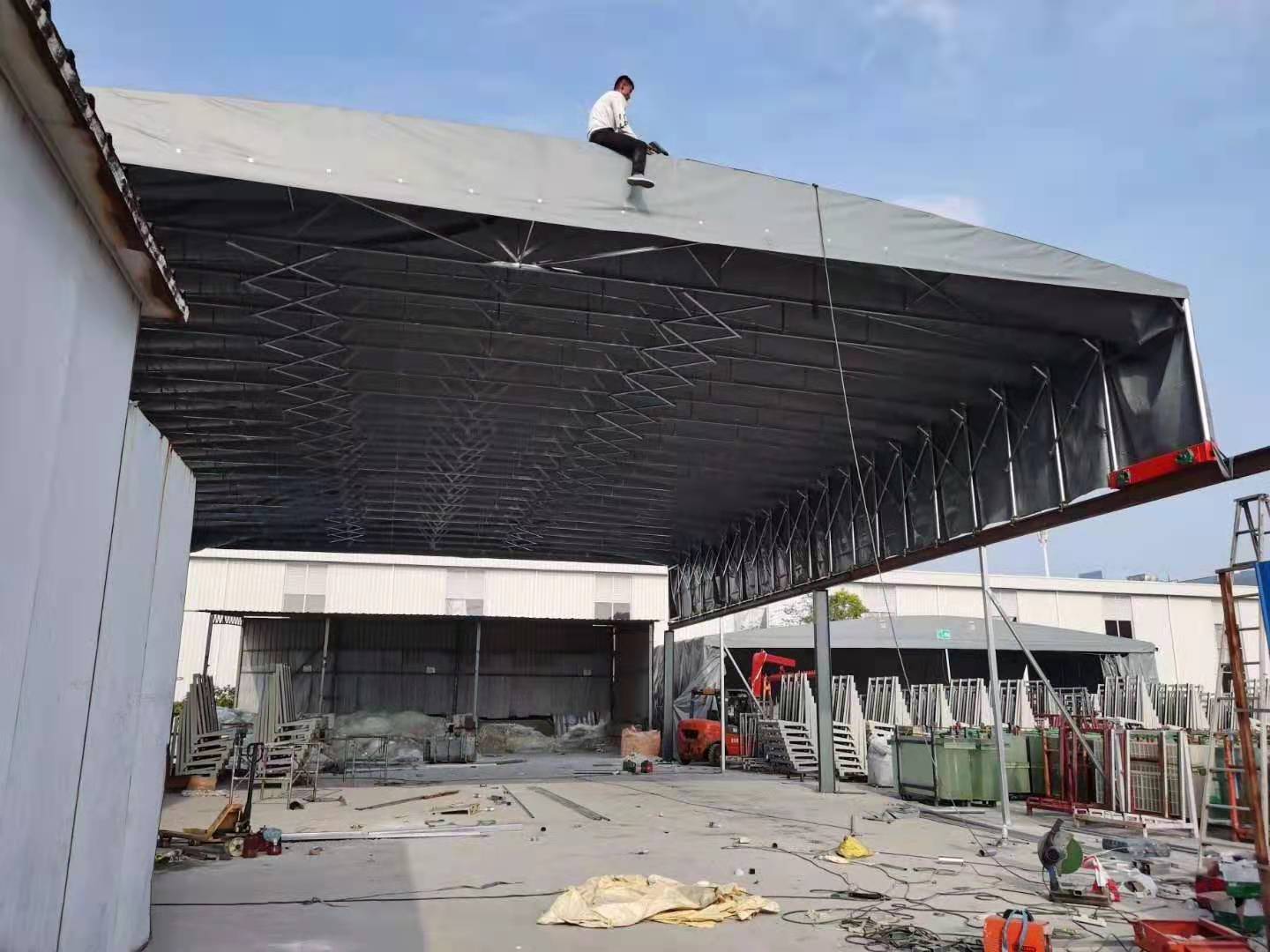 吐鲁番电动伸缩雨棚厂家 按需定制 悬空电动推拉篷