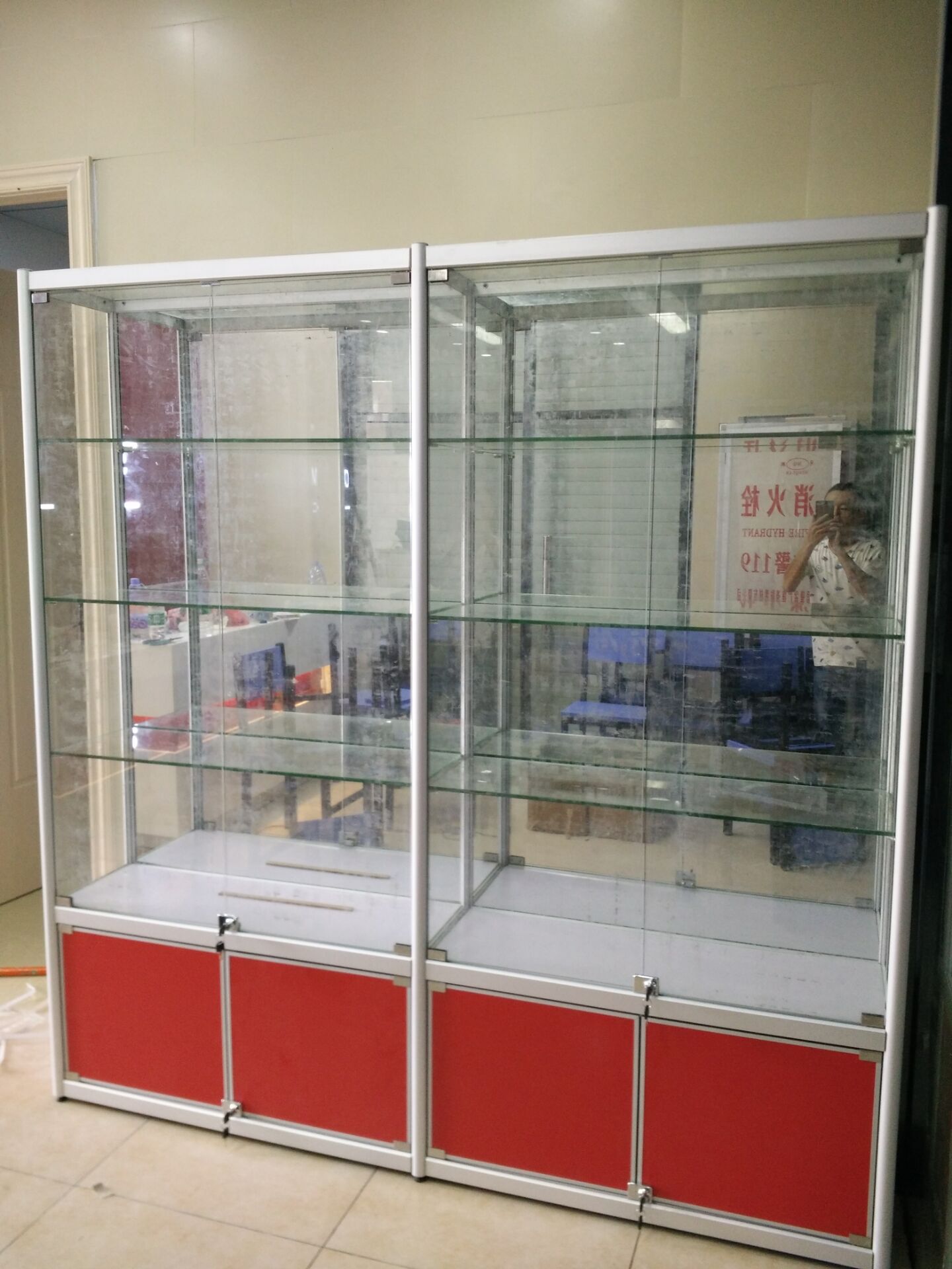 泉州玻璃展示柜带锁门​透明带灯南安广告展览展示架陈列架传媒展柜