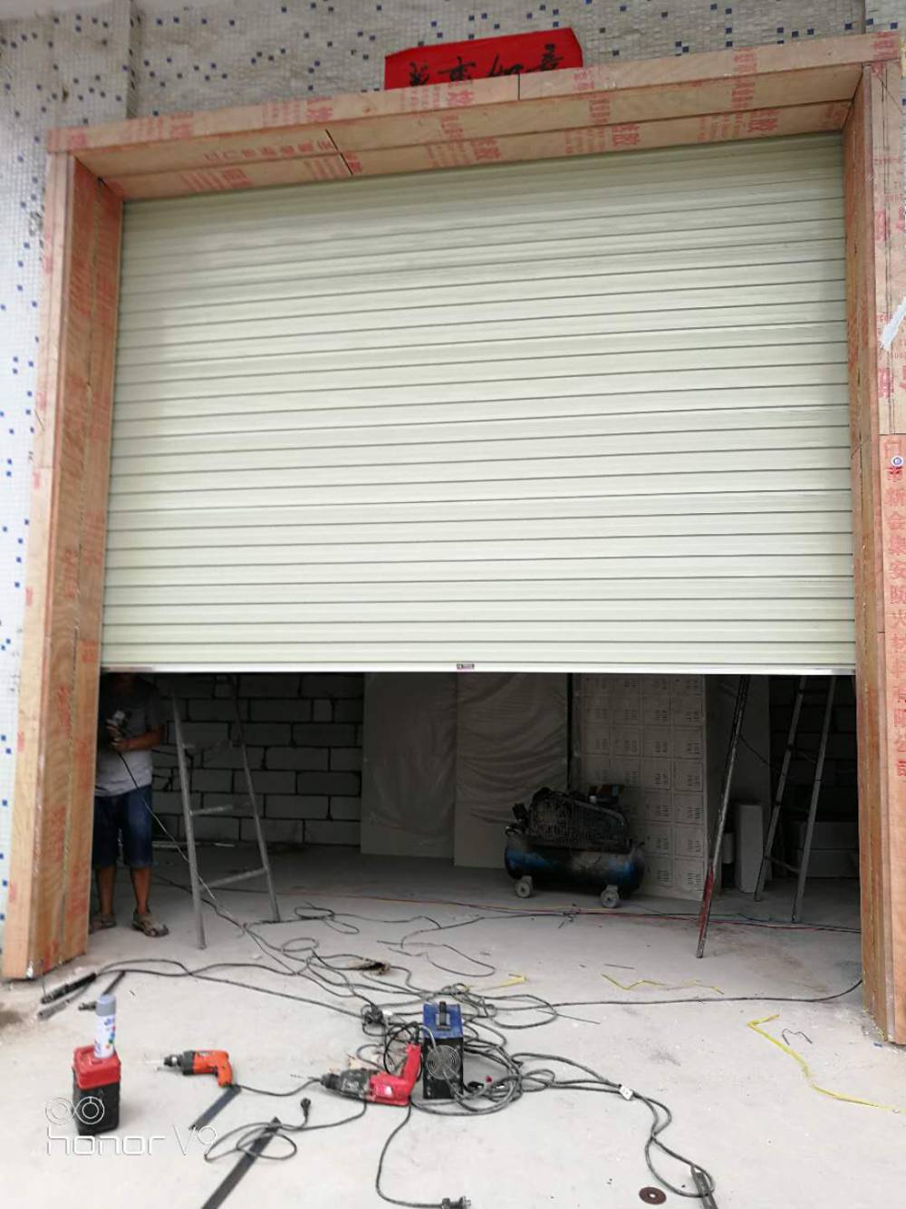 鸿鑫泰行业二十年 专业供应各种材质电动卷帘门 周边安装