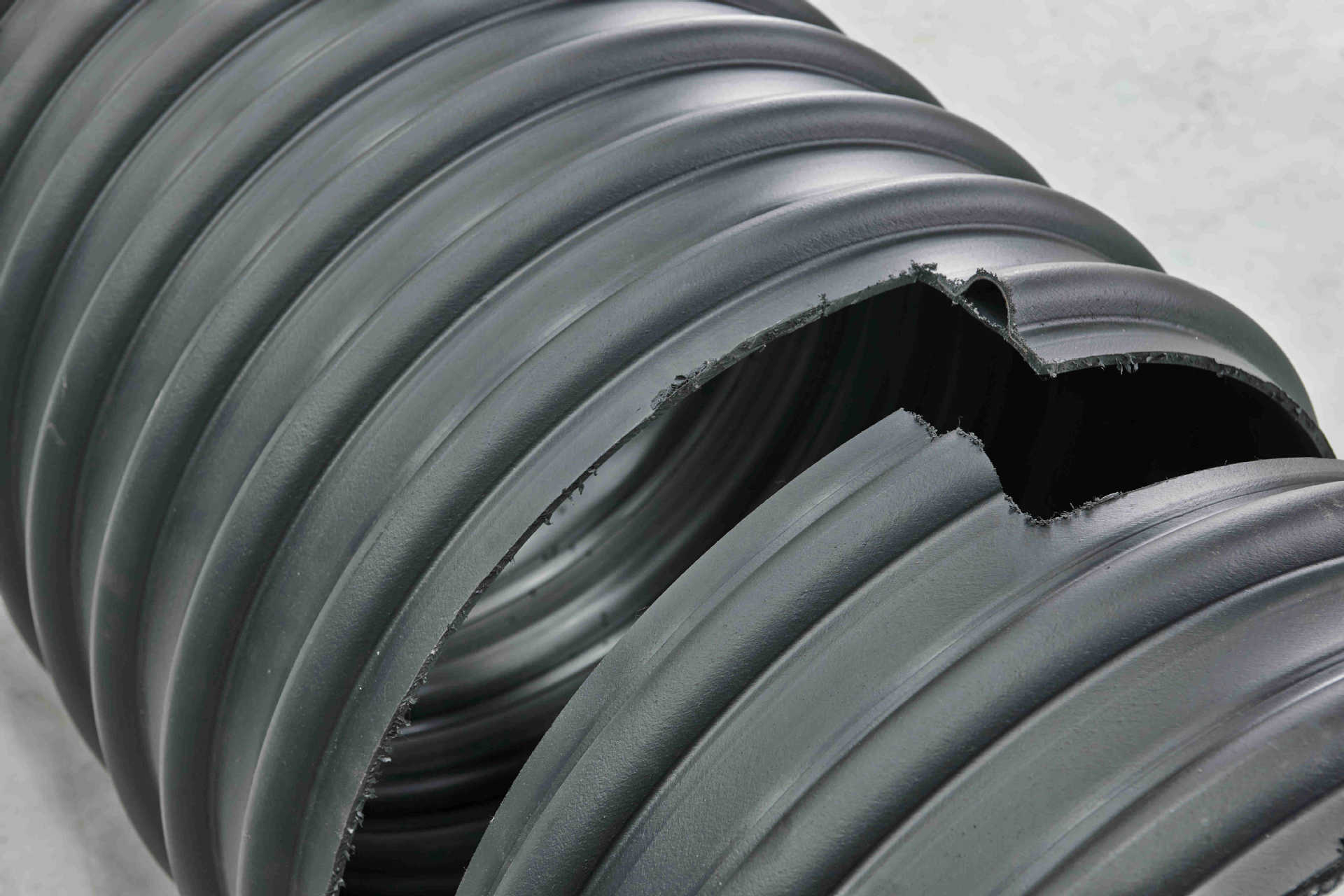PE钢带缠绕管设备 塑钢螺旋波纹管生产线