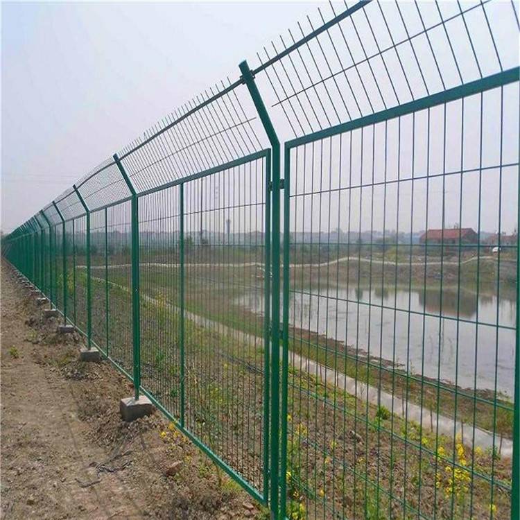 道路边护栏网 绿色金属护栏 三角折弯护栏网