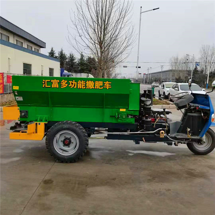 使用三轮撒粪车