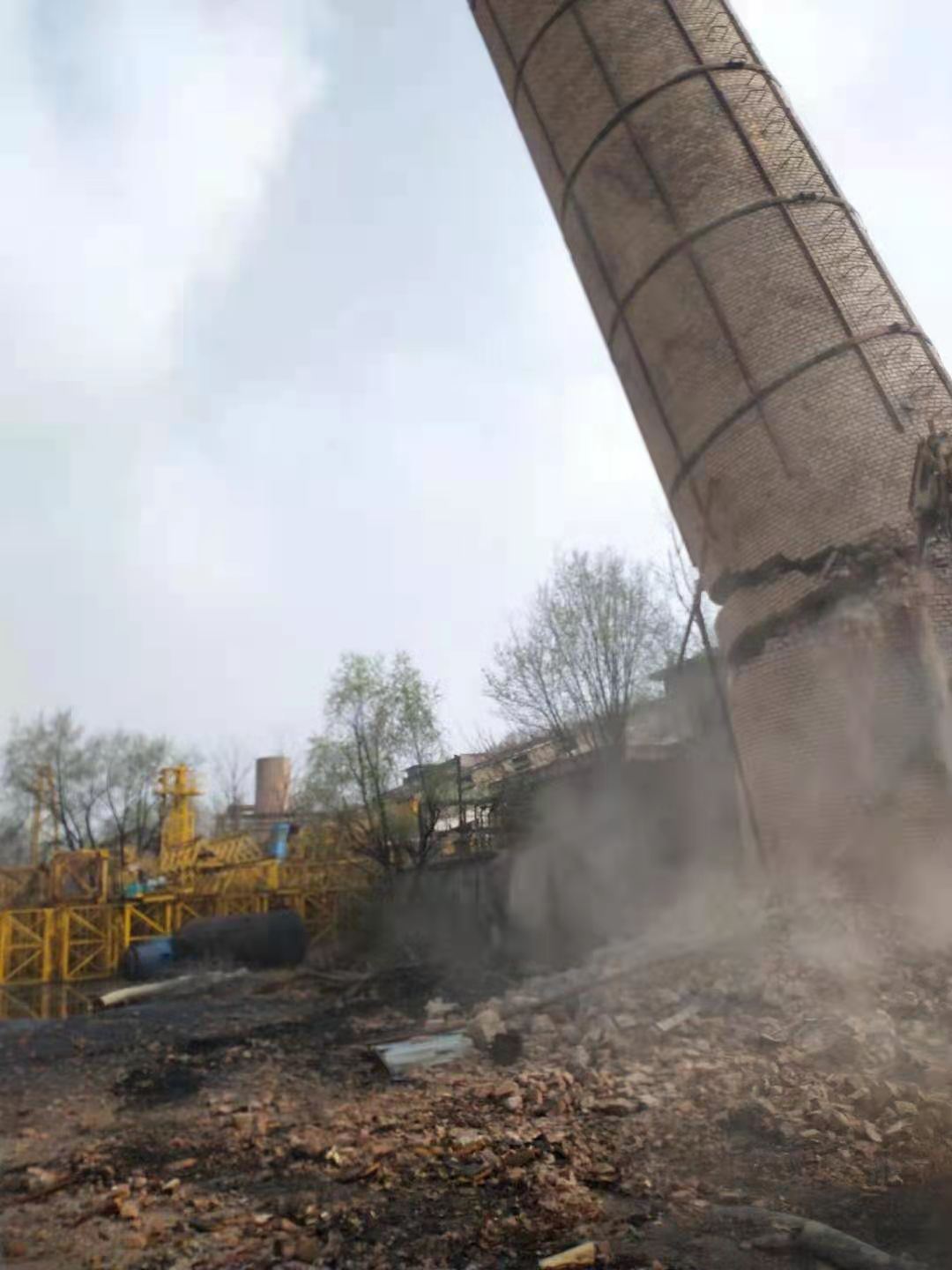 扬州化工厂烟囱整体拆除