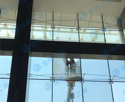玻璃幕墙改造改窗_幕墙漏水换胶维修_长沙破损玻璃维修安装服务