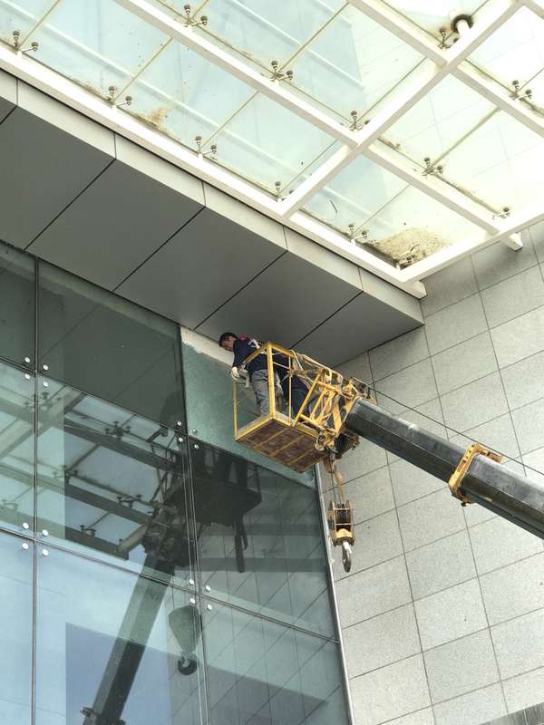 外墙玻璃改窗户_幕墙漏水换胶维修_上海玻璃破损维修公司