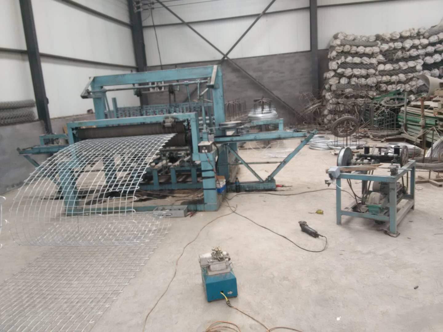 养鸡场笼具排焊机|鸡鸽兔笼网片焊接机|笼具点焊机厂家
