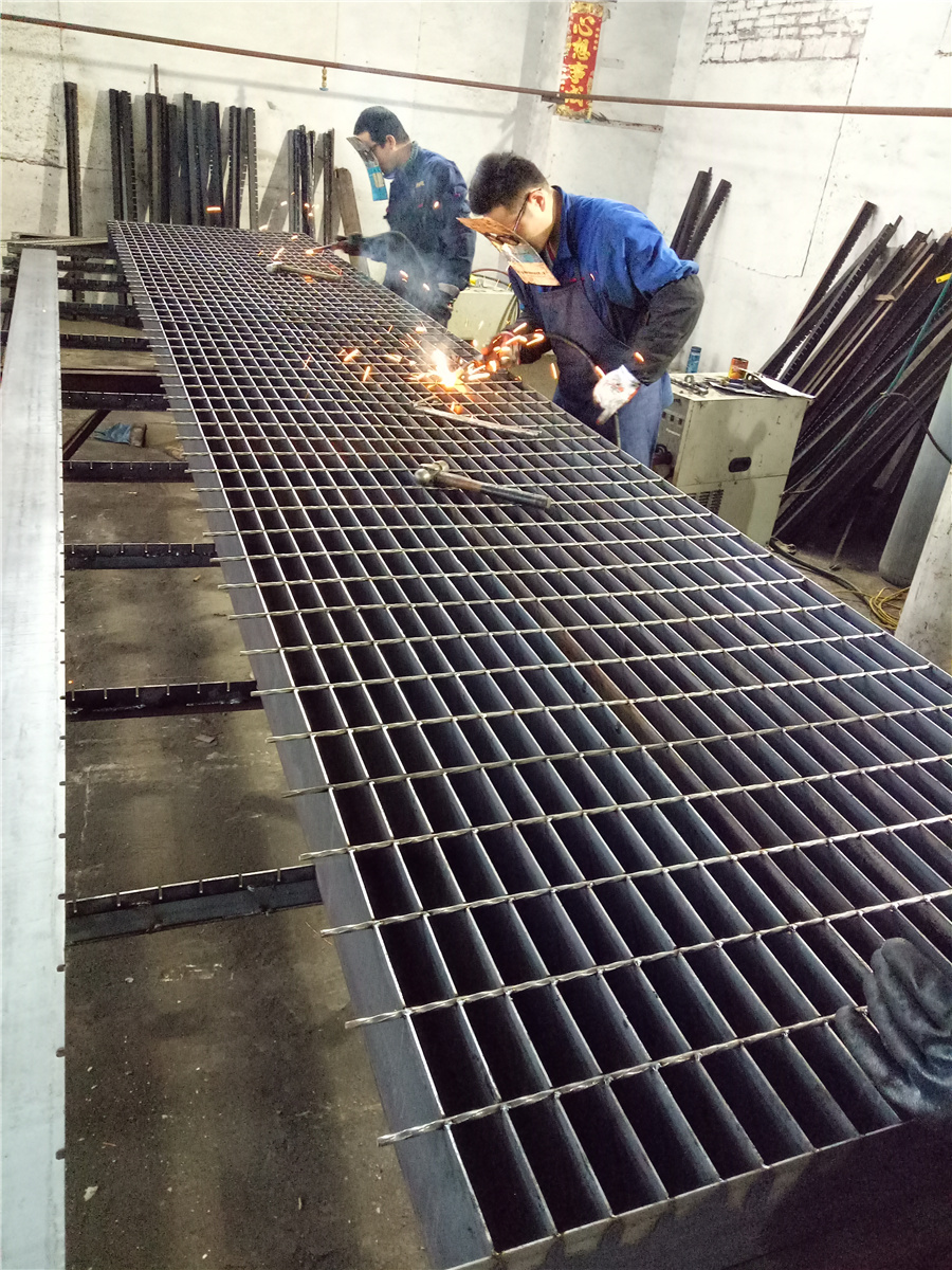 热浸锌钢格板 热浸镀锌钢格板 产量大 耗能低