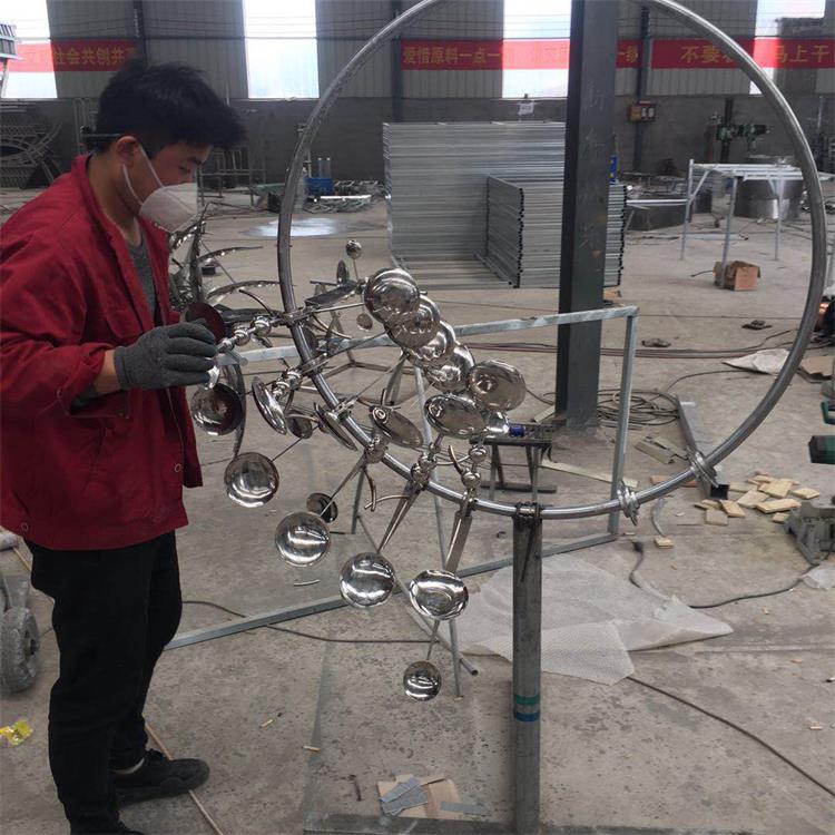 不锈钢风动艺术雕塑厂家-固体概念-风能动态自转风动雕塑供应商