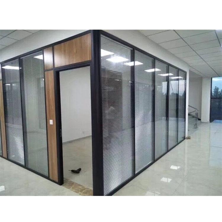 办公室玻璃隔断的三种流行搭配方法