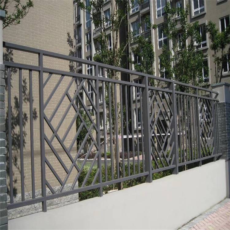 铁艺围栏 体育场栏杆 小区围墙护栏造型美观上门施工定制加工