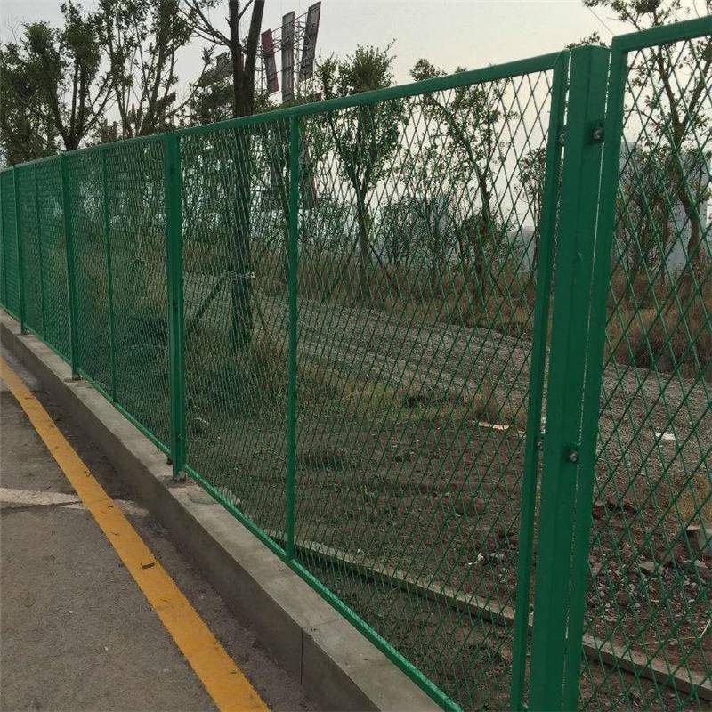绿色金属网墙 农村院墙铁丝网 矮墙加高铁丝围栏