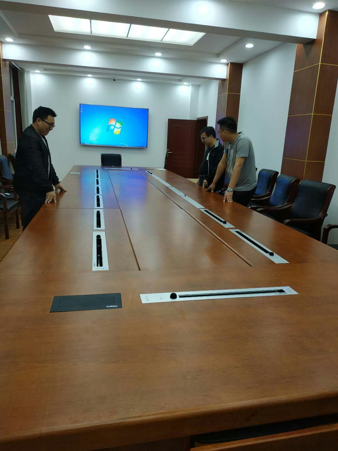 可升降显示屏会议桌 功放 音响 远程视频会议