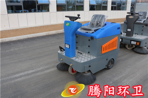 腾阳小型电动驾驶式扫地车为城市解决地面清扫问题