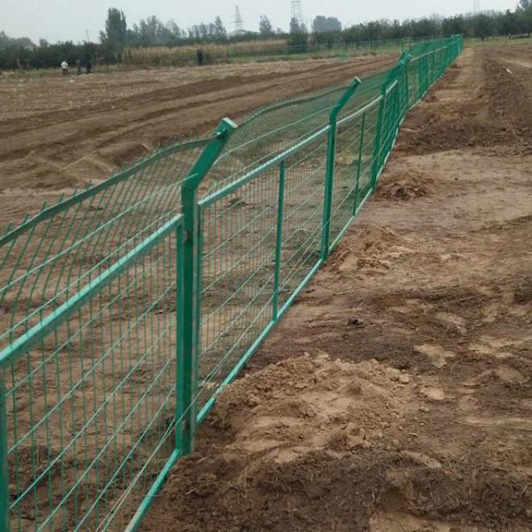 道路隔离护栏隔断果园养殖围网高1.8米新农村建设河堤沟渠隔离框网