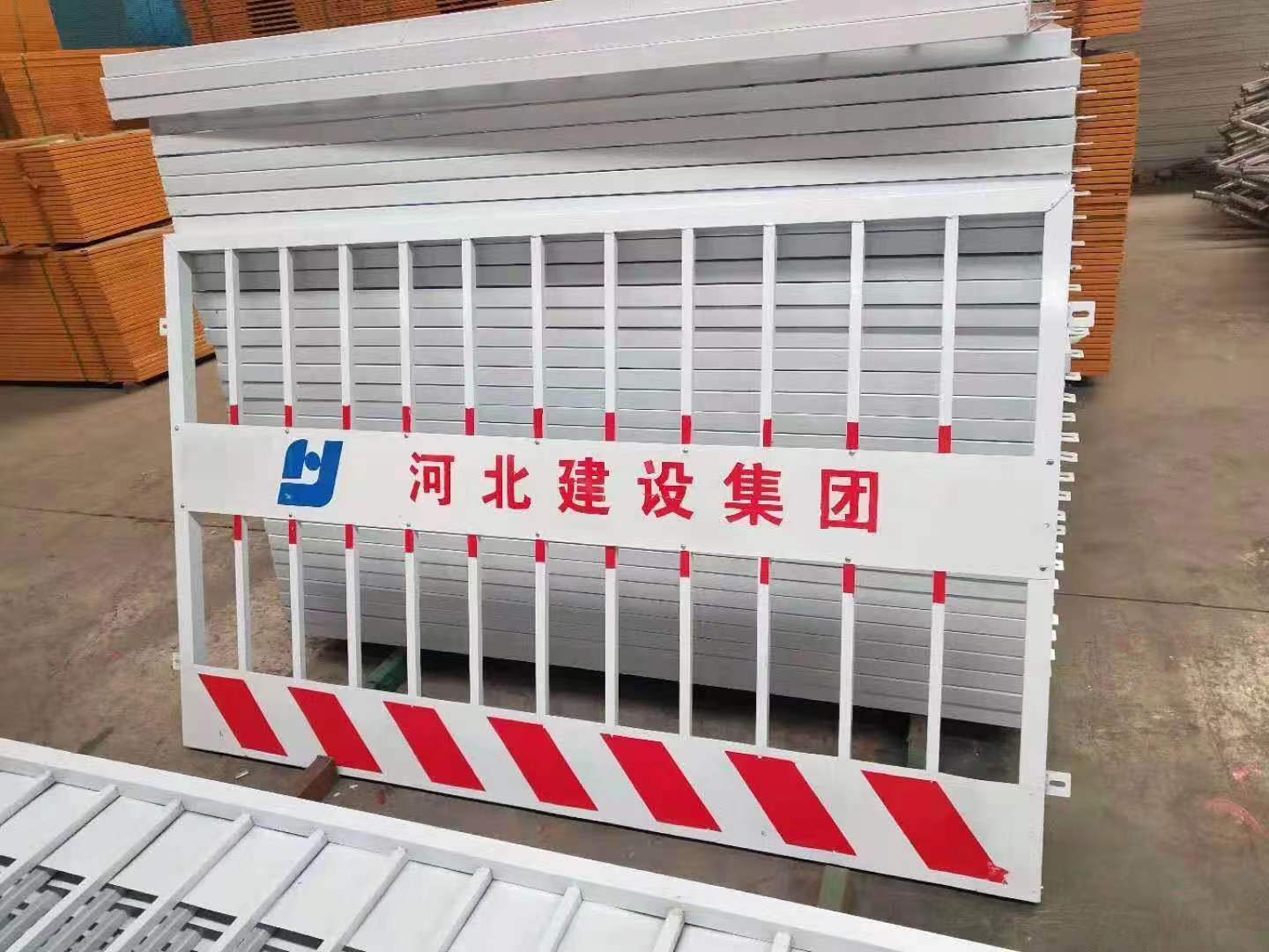 天津市南开区施工现场安全通道-铁马护栏-厂家