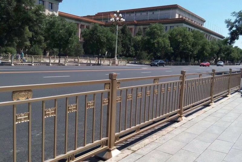 陕西黄金色护栏金色莲花护栏厂家定制艺术护栏锌钢道路护栏