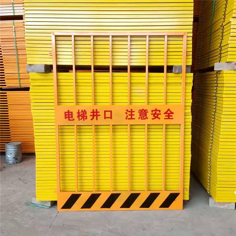 联利供应郑州包胶护栏网 钢丝防护栏 道路隔离网栏
