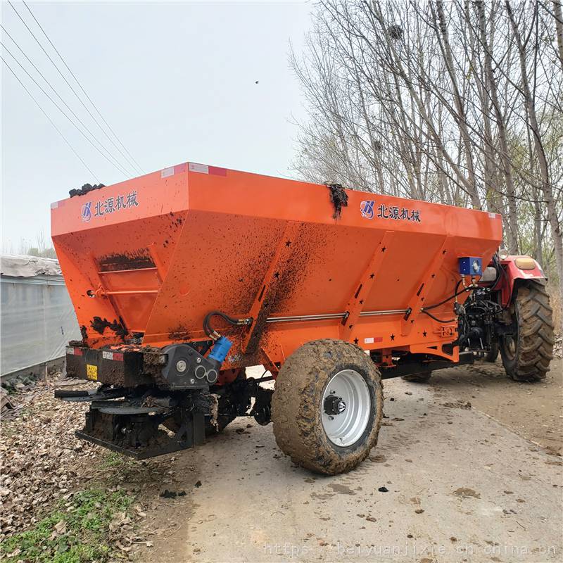 新疆载重8吨撒肥机 发酵粪肥散粪机 传动轴带的撒肥机价格