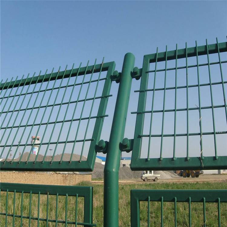 河边绿色铁丝网 圈鱼塘防护网 框架护栏网