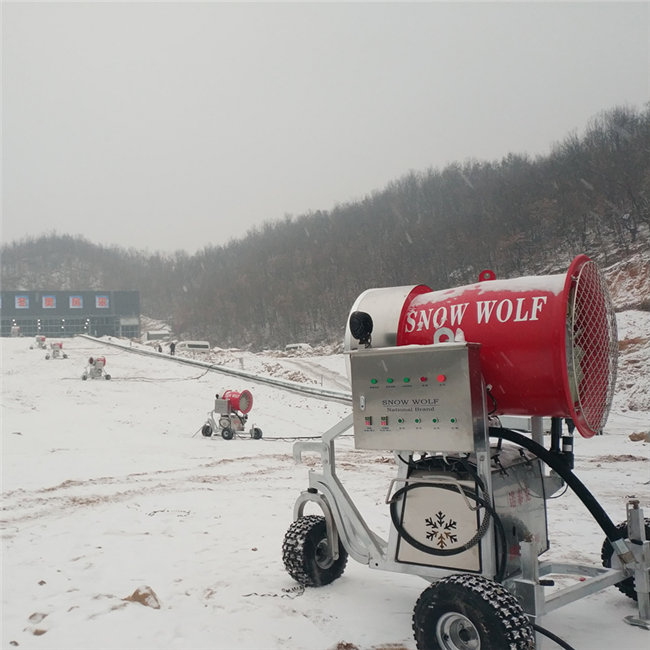 人工造雪机制雪越厚补雪周期越长 造雪机助力冰雪运动