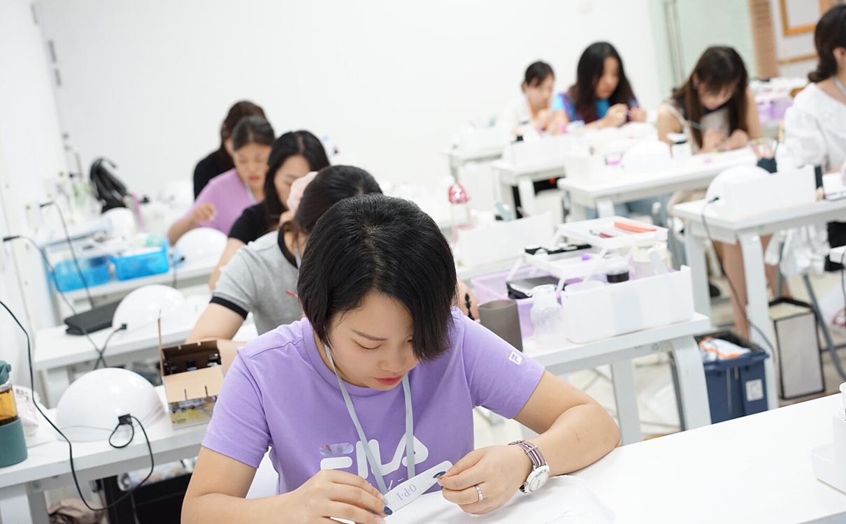 想知道在广东深圳的妆nv郎学习美甲美睫学费是多少钱吗