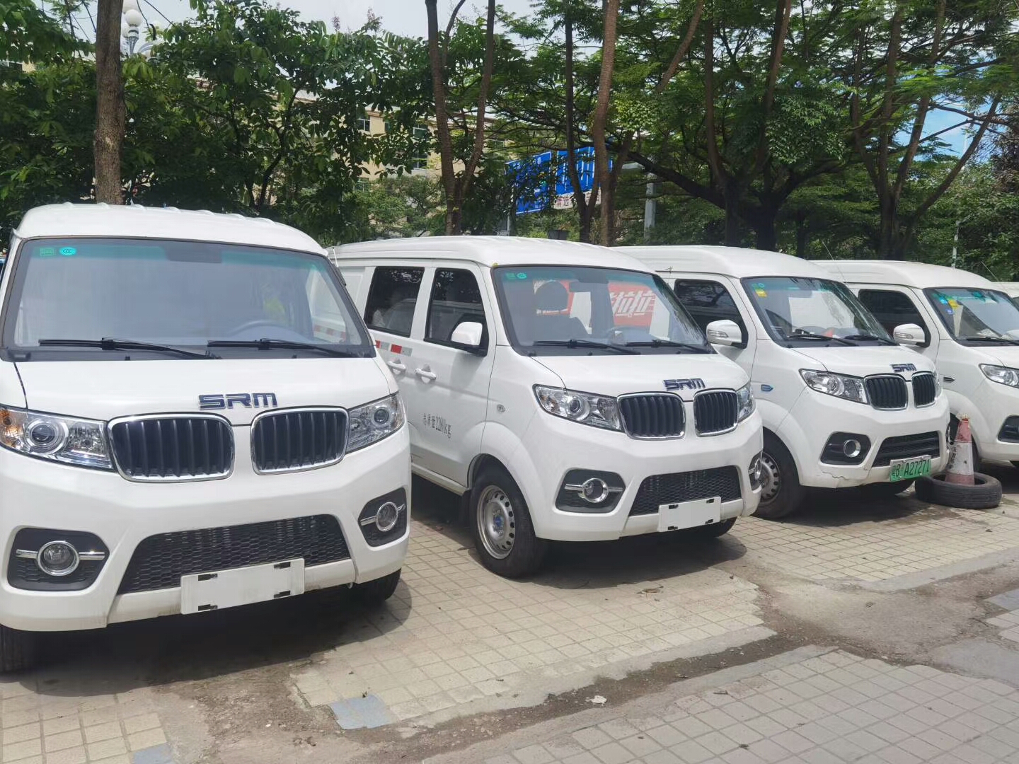 上深圳牌的新能源面包车租售，3.6米厢货销售