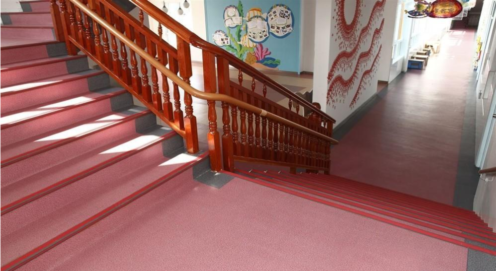 幼儿园楼梯走道施工 深圳PVC地胶铺砖