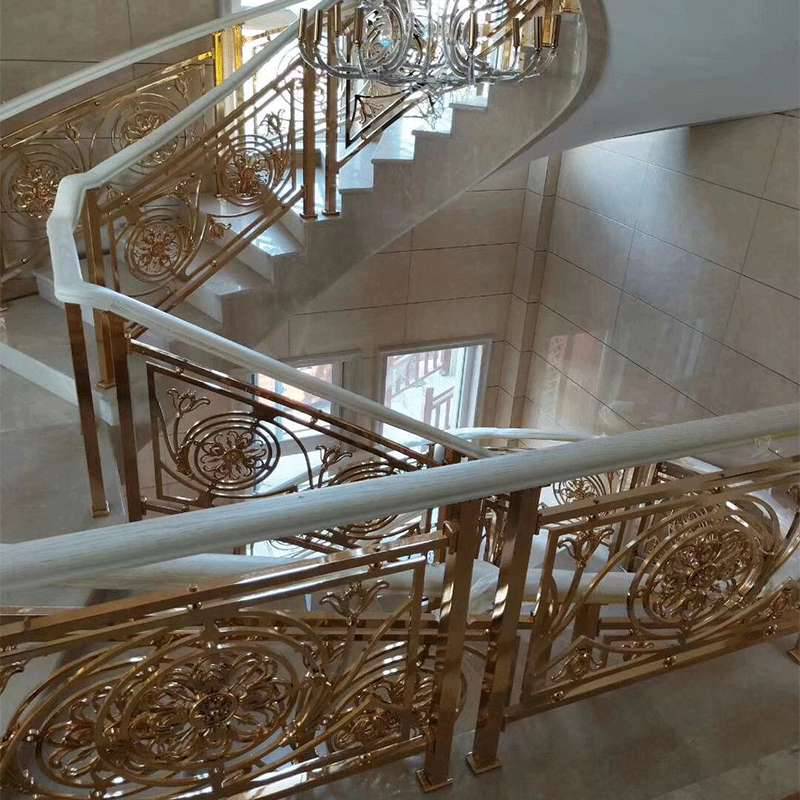 24K金铜艺楼梯栏杆带来的现代感比实木楼梯的强