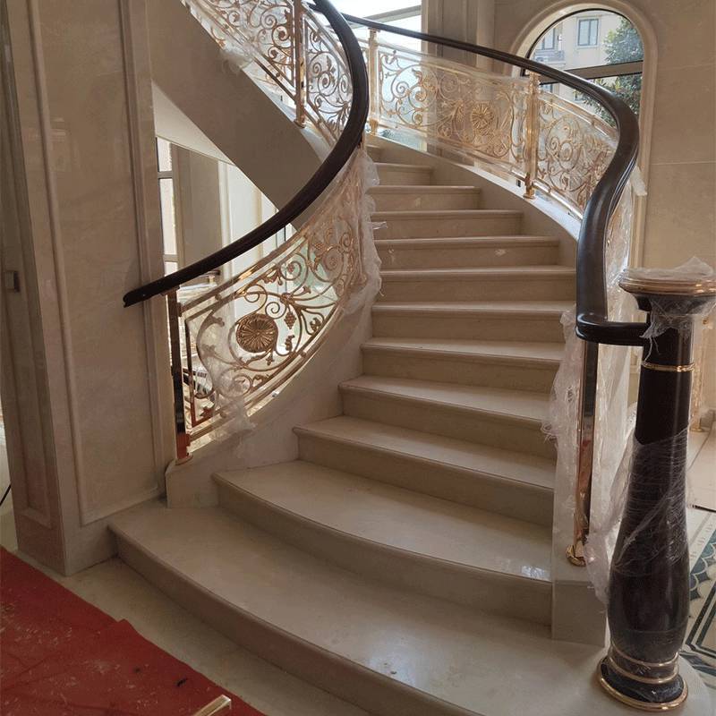 铜雕花楼梯安装 围观欧式铜艺楼梯扶手的现场图