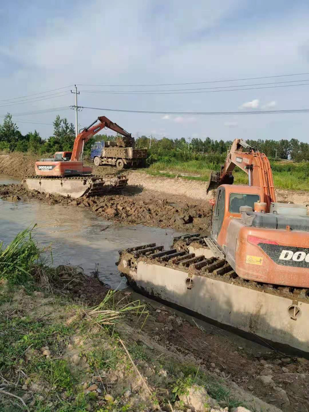 水陆两用挖机 安顺水上挖掘机租赁 河道清淤