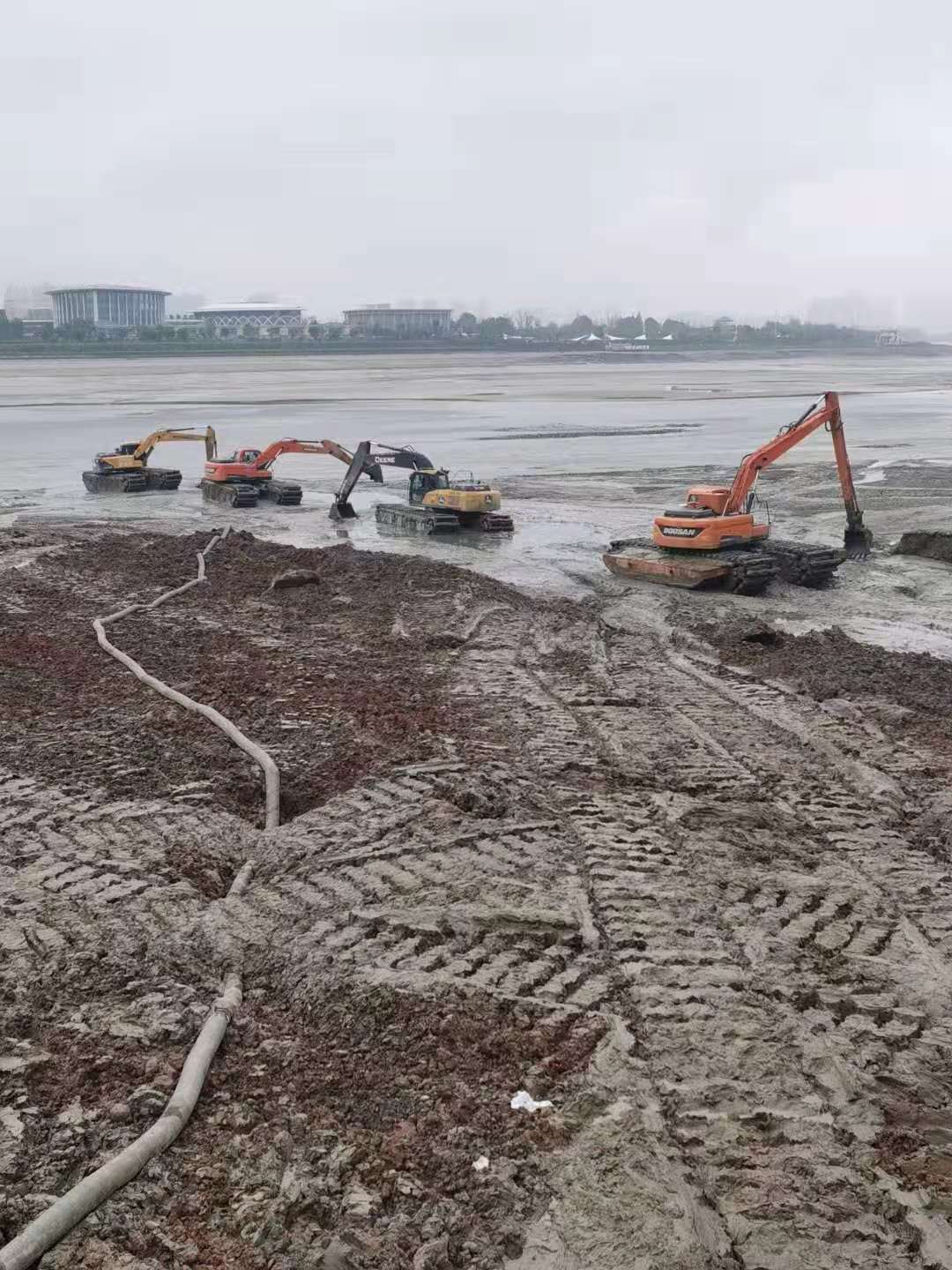 淮安湿地用挖掘机出租包月 水上挖机出租