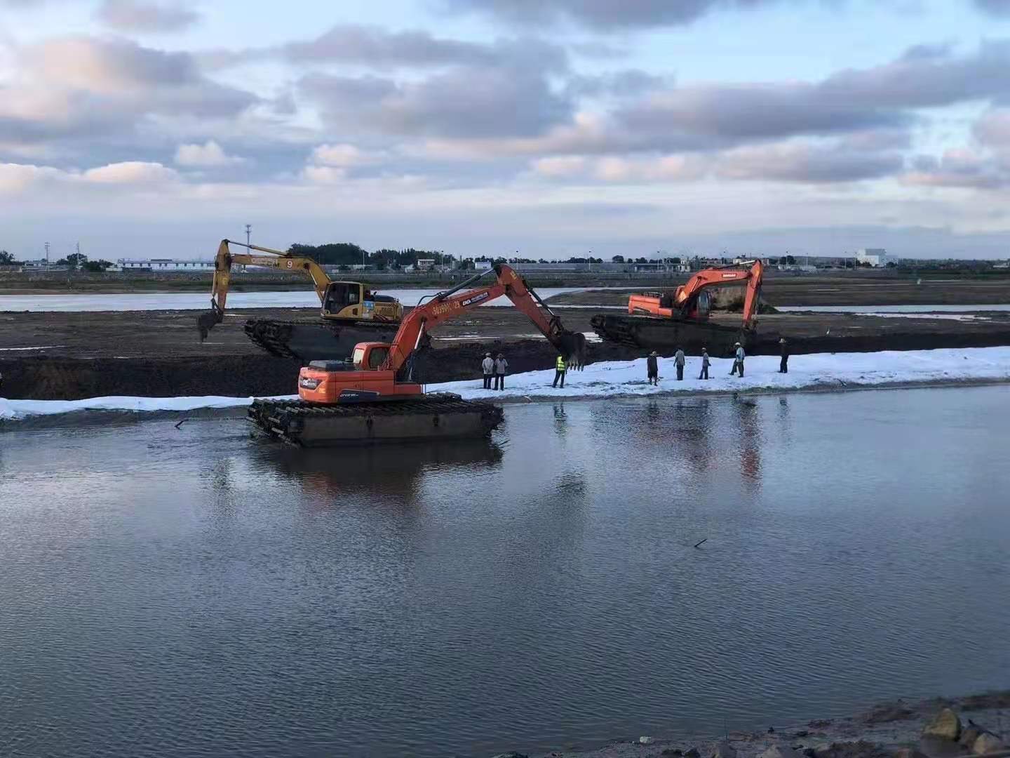 水陆两用挖机 淮安小型水上挖掘机租赁 河道清淤