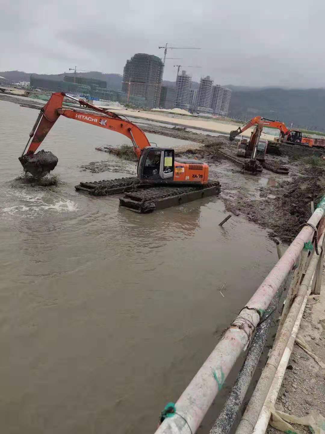 湖北水上船挖掘机出租 大沙同新工程机械租赁